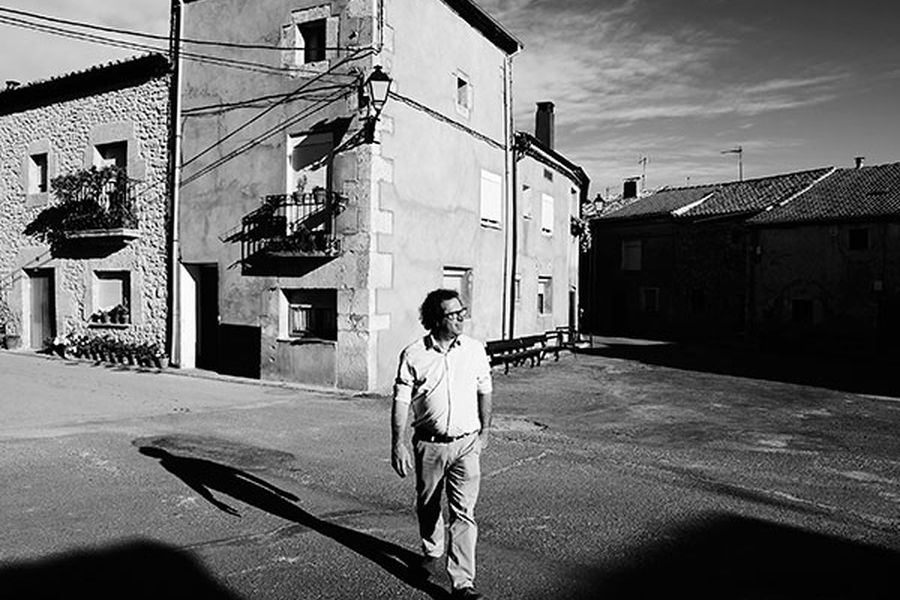 Bertrand Sourdais paseando por una calle de Atauta, Soria