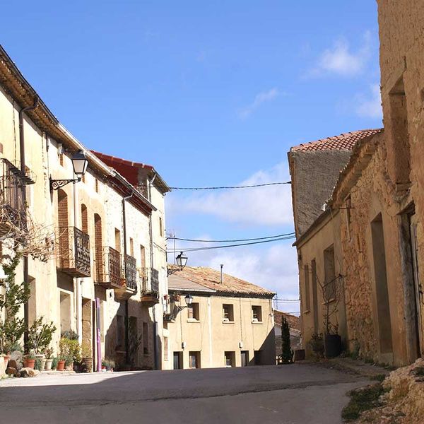 Calle de un pueblo de las Tierras de Soria, con casas de piedra y adobe